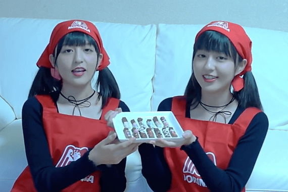 女子中高生に人気の双子モデルのダンスユニット「りかりこ」が友チョコを作っている動画を制作し、商品の訴求につなげた（画像はYouTubeの画面のキャプチャ）